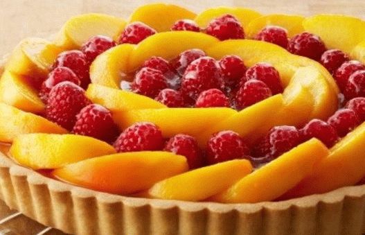 Tarte aux pêches avec framboises et crème anglaise