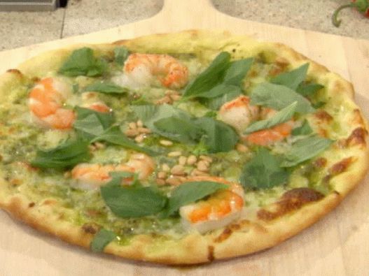 Photo Pizza grillée avec pesto aux crevettes et à la coriandre