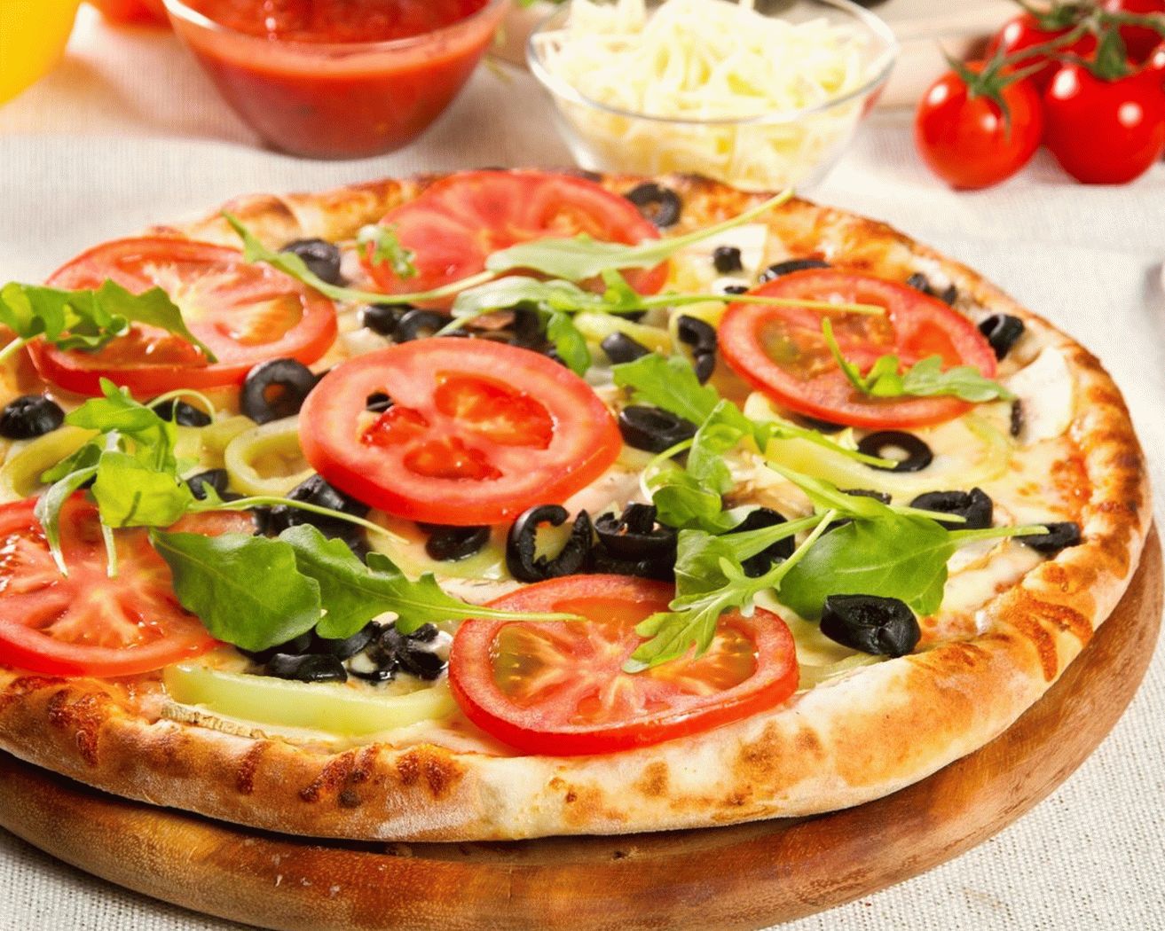 Pizza aux légumes et au fromage