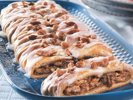 Tarte en forme de queue de cochon faite de pâte feuilletée à la citrouille et aux noix