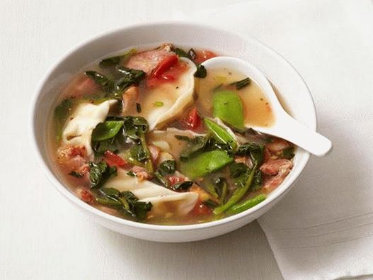 Soupe aux boulettes, bacon et pois mange-tout