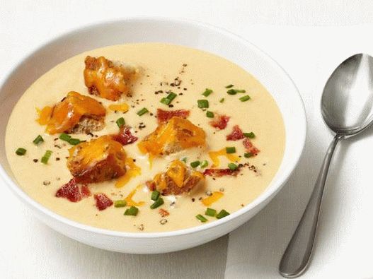 Soupe aux pommes avec des croûtons au bacon et au fromage
