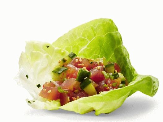 Photo de Poke avec du thon dans les feuilles de salade