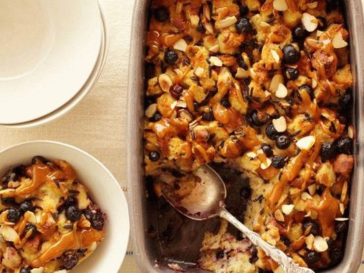 Pudding au pain avec riz sauvage, bleuets et sauce orange-caramel