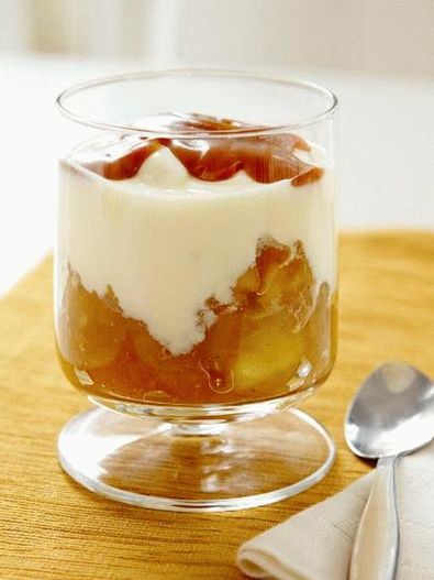 Yaourt fait maison avec compote de pomme