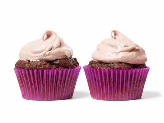 Petits gâteaux au chocolat avec glaçage à la meringue