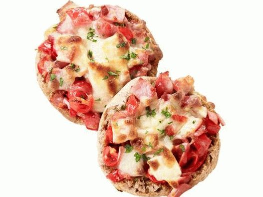 Photo des portions de pizza sur des muffins anglais pour le petit-déjeuner