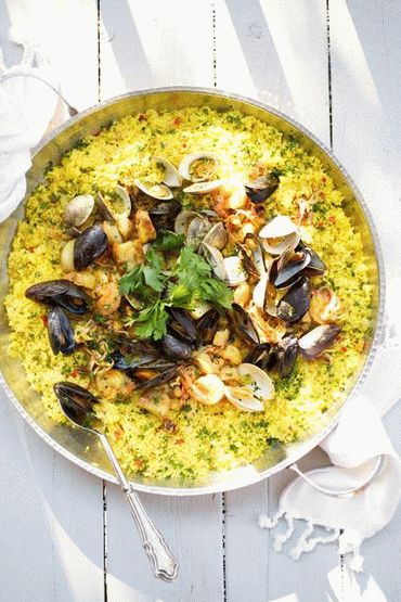 Photo paella simple avec crevettes et pétoncles