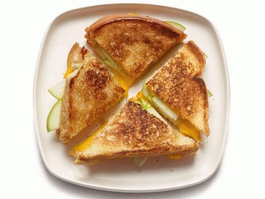 Photo du plat - Sandwich chaud au fromage et à la pomme de Ri Drummond