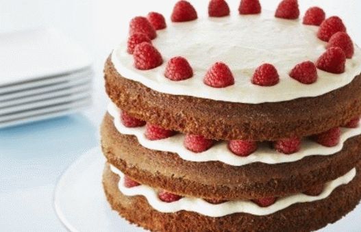 Gâteau au pain d'épices avec crème au beurre citronné et framboises