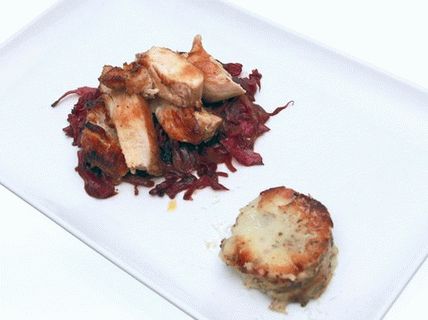 Photo Poitrines de poulet épicées avec gratin dauphinois et chou rouge
