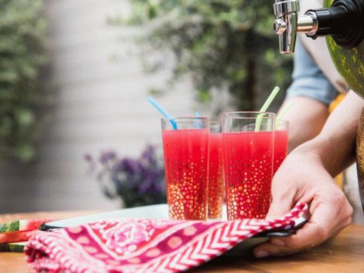 Photo Punch dans un tonneau de melon d'eau