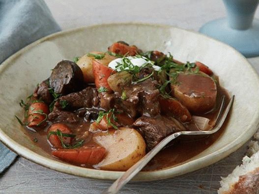 Photo de ragoût de boeuf dans une mijoteuse