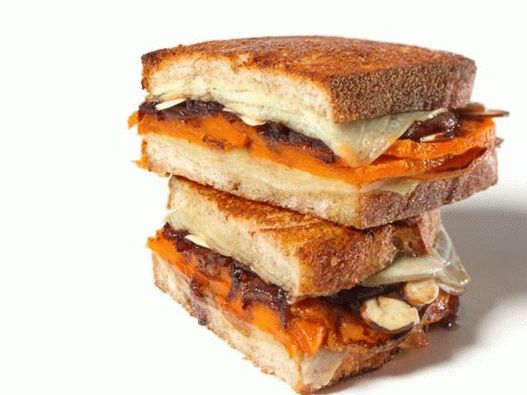 Photographie de plat - Sandwichs chauds à la citrouille, au fromage et aux oignons caramélisés
