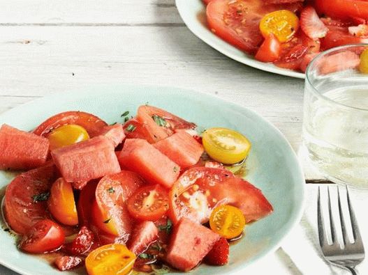 Photo - Salade de tomates, melon d'eau et fraises