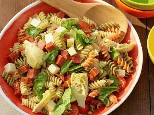 Dish Photography - Salade italienne avec des pâtes