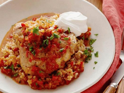 Casserole avec du riz et du poulet