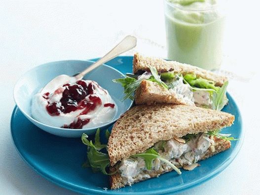 Sandwiches au poulet, bouillis au thé vert et smoothies à l'avocat