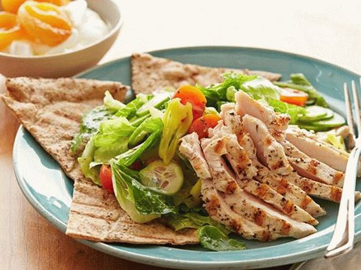 Salade de poulet grillé et d'abricots secs sur un gâteau grec