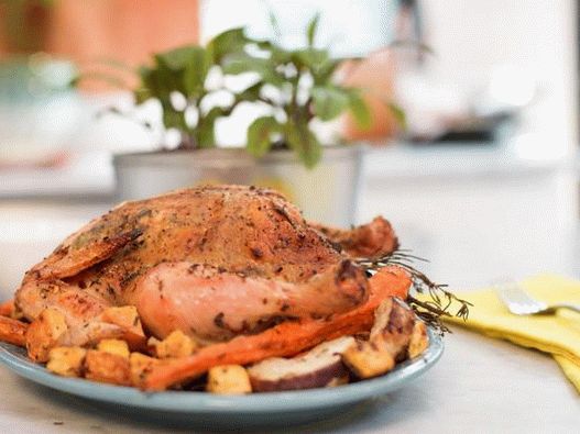 Poulet aux herbes aromatiques et légumes cuits au four au four