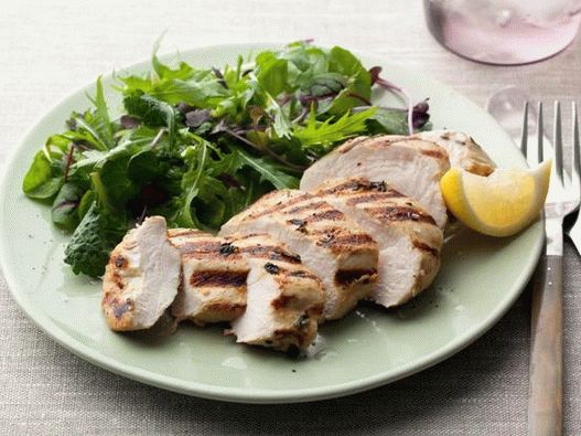 Poitrine de poulet marinée aux herbes frite dans une poêle