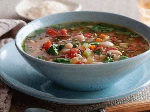 Soupe de légumes toscane avec haricots et épinards