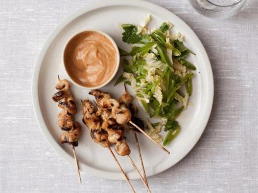Satei De Poulet Avec Sauce Aux Arachides Épicé
