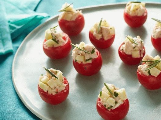 Tomates cerises farcies avec une salade de poulet aux pommes