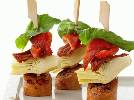 Antipasto avec des saucisses sur des brochettes