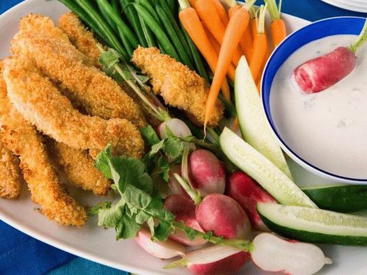 Doigts de poulet panés et crudit avec sauce dip au fromage bleu
