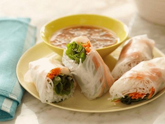 Petits pains d'été asiatiques avec une sauce aigre-douce