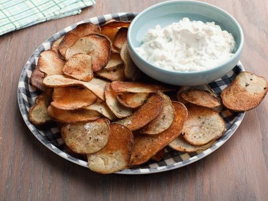 Croustilles avec sauce au poivre noir et à l'oignon