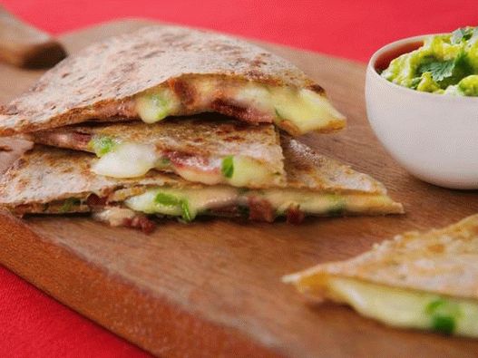 Quesadilla aux lardons, fromage et jalapenos