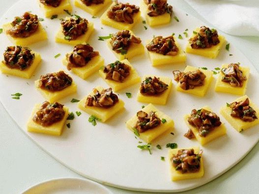 Ragoût de champignons sur des carrés de polenta