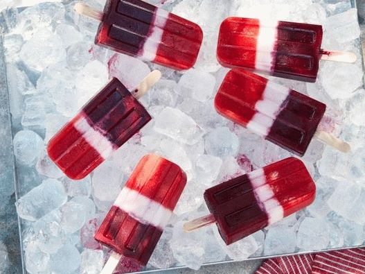 Photo - Glaçons de fruits utiles au goût de fraises, noix de coco et myrtilles