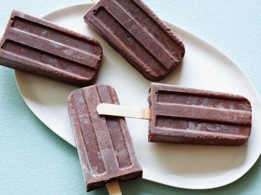 Photo - Pouding au chocolat congelé avec des graines de chia sur un bâton