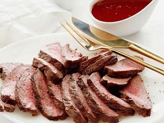 Steak plat en fer avec sauce au vin rouge