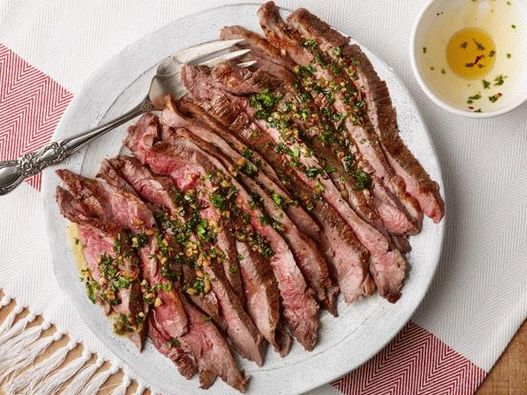 Un simple steak de flanc au four avec du beurre et des herbes