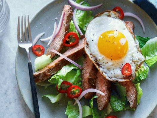 Salade avec steak et oeuf