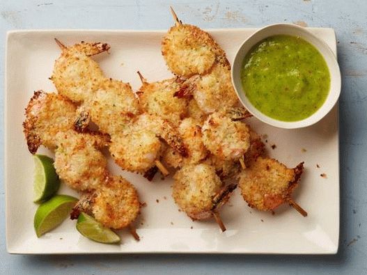 Crevettes panées avec des flocons de noix de coco et une sauce épicée à l'ananas