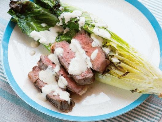 Salade César avec steak de striploin sur le gril