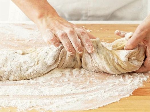 Serrez les extrémités du rouleau, puis tordez plusieurs fois