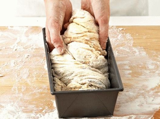 Mettez le pain dans le plat de cuisson