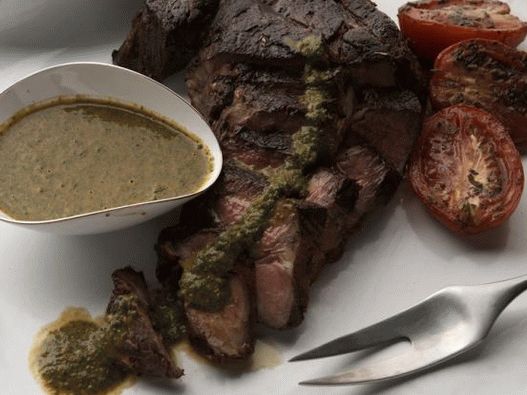 Photo de rôti de boeuf à la sauce tomate épicée avec du persil
