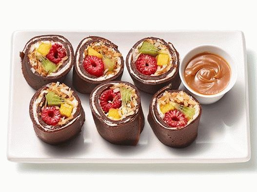 Rouleaux de crêpe au chocolat fourrés aux fruits