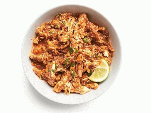 Photo poulet en lambeaux dans une cocotte