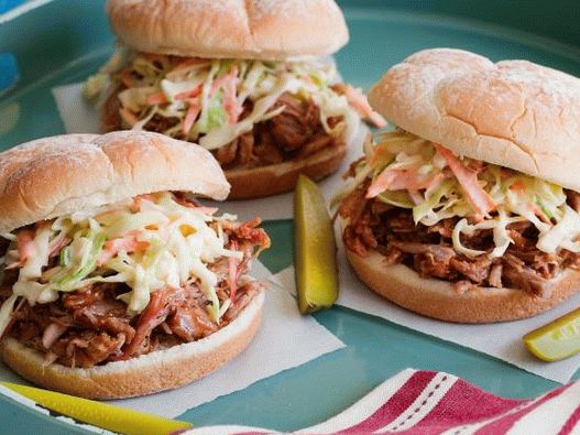 Photo de porc déchiré sur des petits pains avec une salade de chou salade