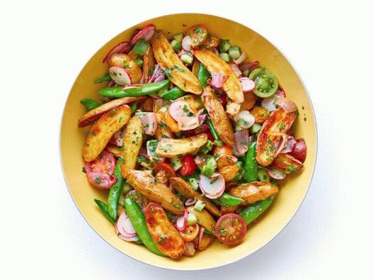 Photo Salade du jardin avec des frites cuites au four