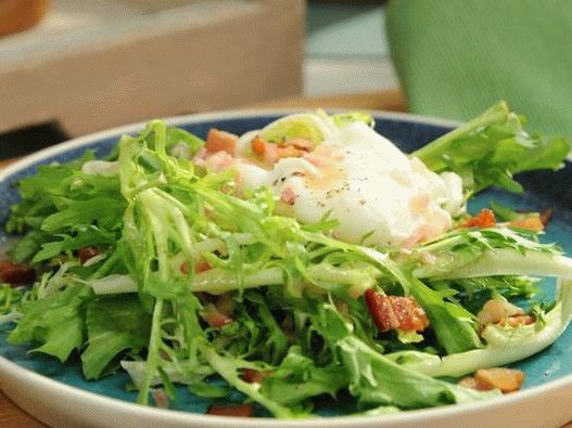 Photo Salade De Frise Avec Oeuf Poché Et Lard