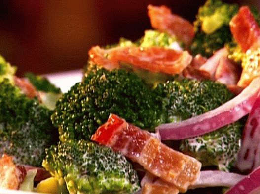 Salade de brocolis avec bacon et fromage